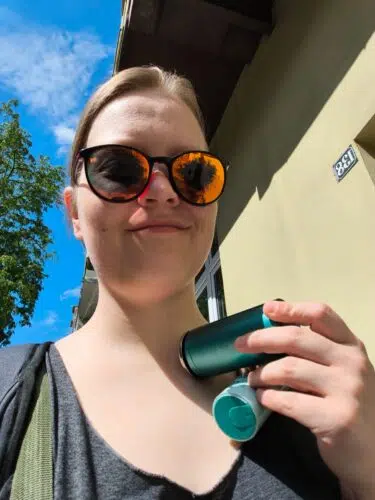 Shark ChillPill Kuehlpad Maike draussen Shark ChillPill Kuehlpad Maike draussen
