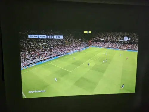 Wanbo ToGo Pro Full HD Akku Beamer bei Dunkelheit Wanbo ToGo Pro Full HD Akku Beamer bei Dunkelheit