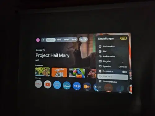 Wanbo ToGo Pro Full HD Akku Beamer bei Dunkelheit 6 Wanbo ToGo Pro Full HD Akku Beamer bei Dunkelheit 6