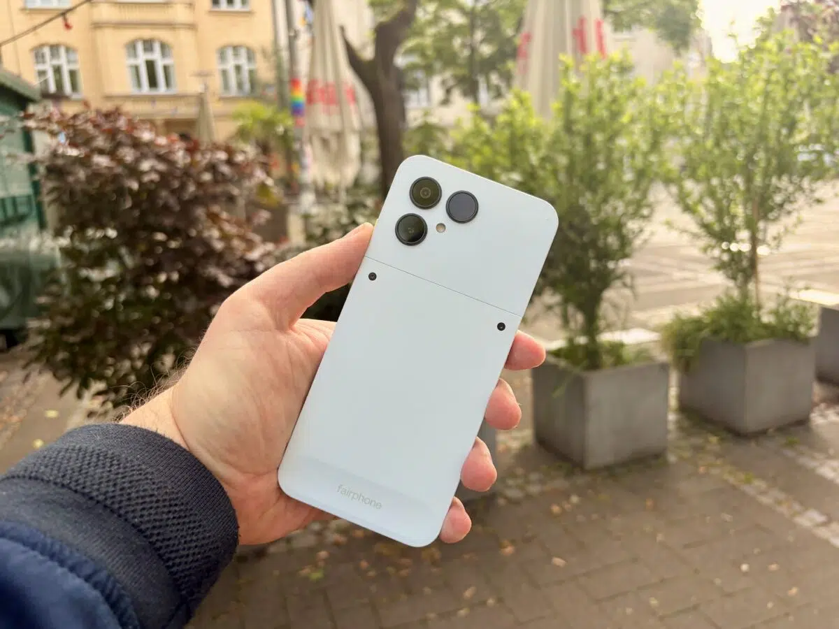 fairphone 6 rueckseite draussen fairphone 6 rueckseite draussen