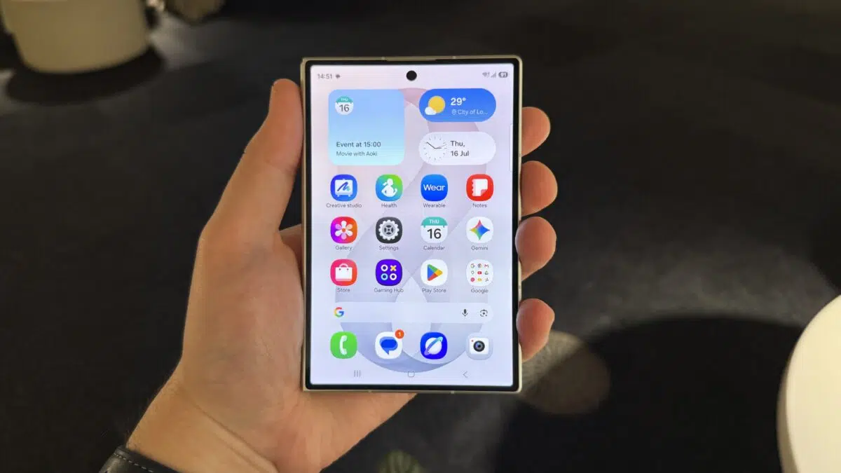 Samsung_Galaxy_Z_Fold8_vorne_in_der_Hand Samsung_Galaxy_Z_Fold8_vorne_in_der_Hand