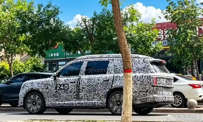 Xiaomi Sky Nomad auf einem Parkplatz Xiaomi Sky Nomad auf einem Parkplatz