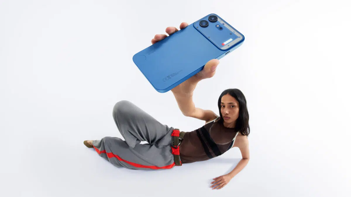nothing phone 4b blau in der hand