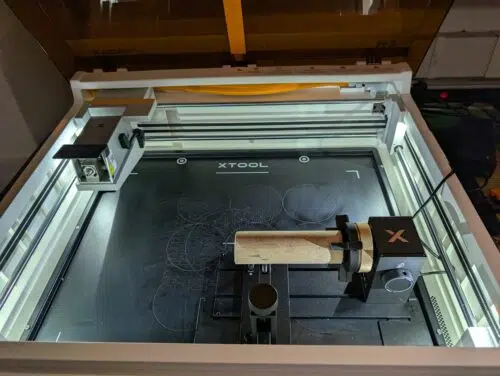 xTool M2 Test Rotary Tool RA3Lite eingesetztr