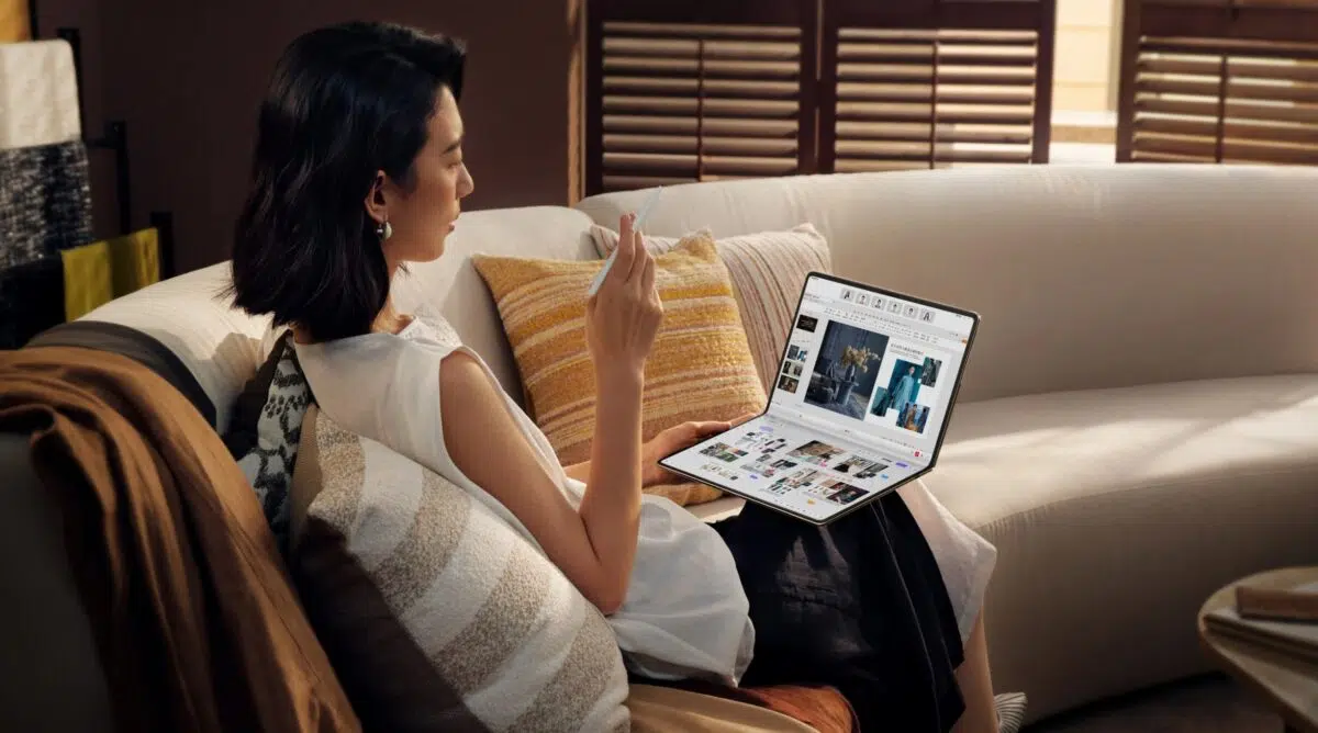 HUAWEI MateBook Fold ULTIMATE DESIGN auf dem Schoss HUAWEI MateBook Fold ULTIMATE DESIGN auf dem Schoß
