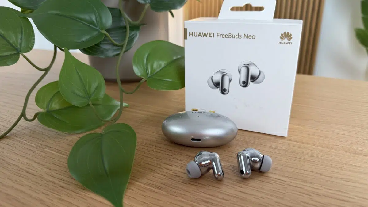 Huawei FreeBuds Neo Hoerer neben Case Box Huawei FreeBuds Neo Hoerer neben Case Box