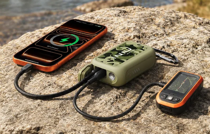 INIU 45 W Outdoor Powerbank beim Laden INIU 45 W Outdoor-Powerbank beim Laden