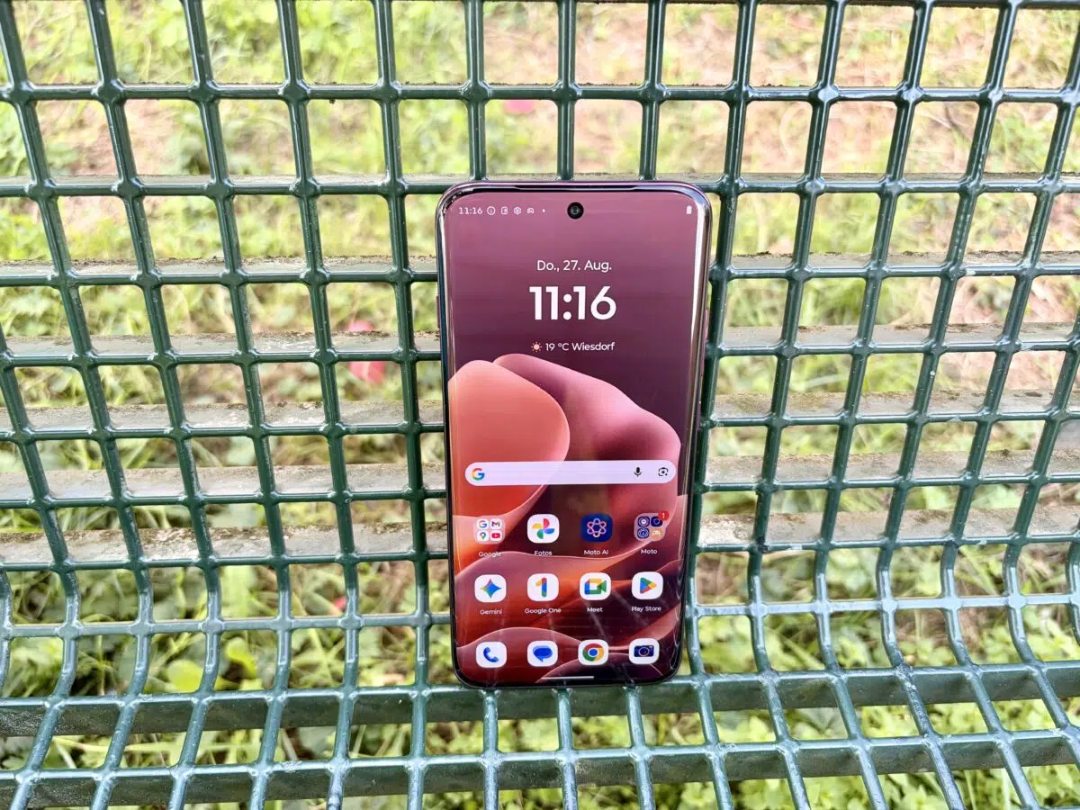motorola edge 70 pro display