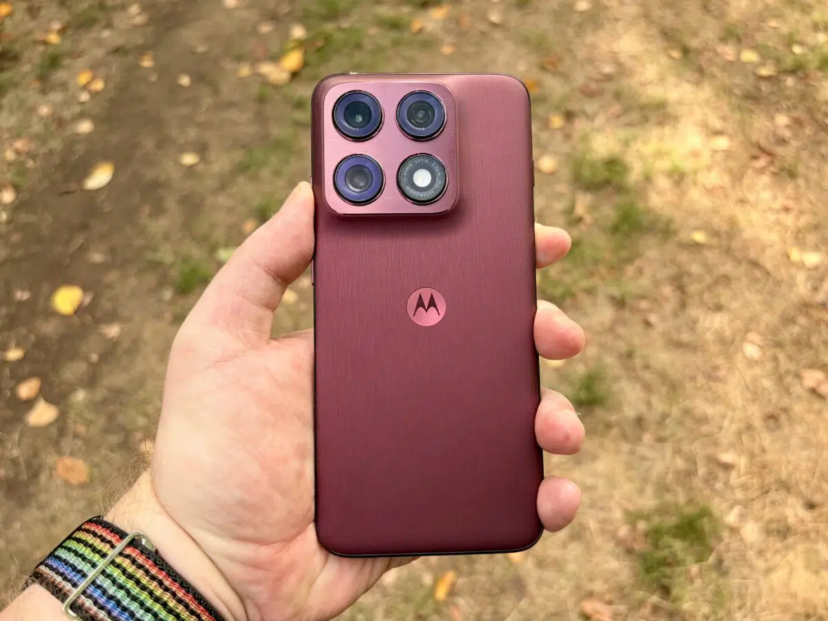 motorola edge 70 pro rueckseite in der hand