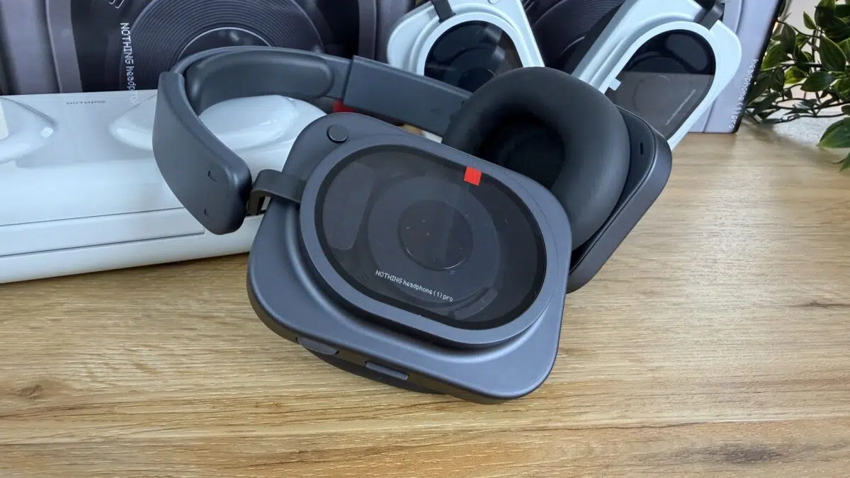 Headphone 1 Pro transparente Rueckseite Headphone 1 Pro transparente Rueckseite