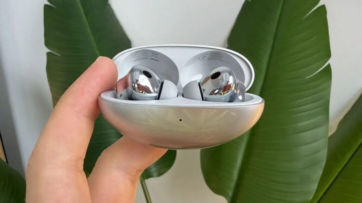 Huawei FreeBuds Neo in Case in Hand Huawei FreeBuds Neo in Case in Hand