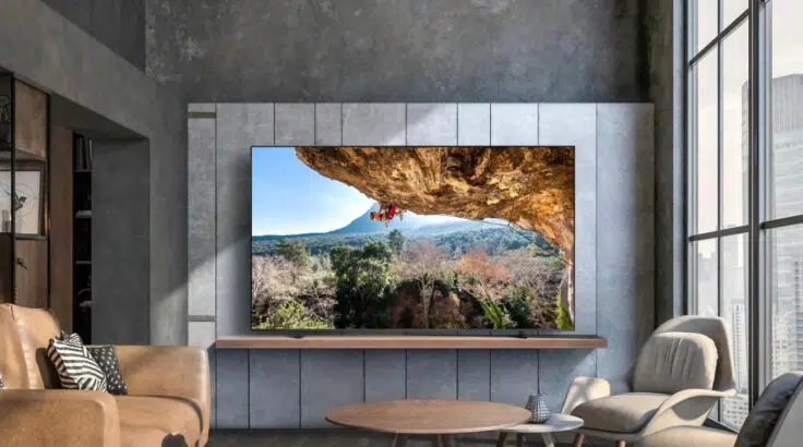 Samsung GU98DU9079U auf Standfuessen Samsung GU98DU9079U auf Standfüßen