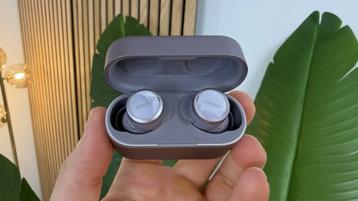 Anker soundcore Liberty Buds 2 Akkubox offen in Hand Anker soundcore Liberty Buds 2 Akkubox offen in Hand