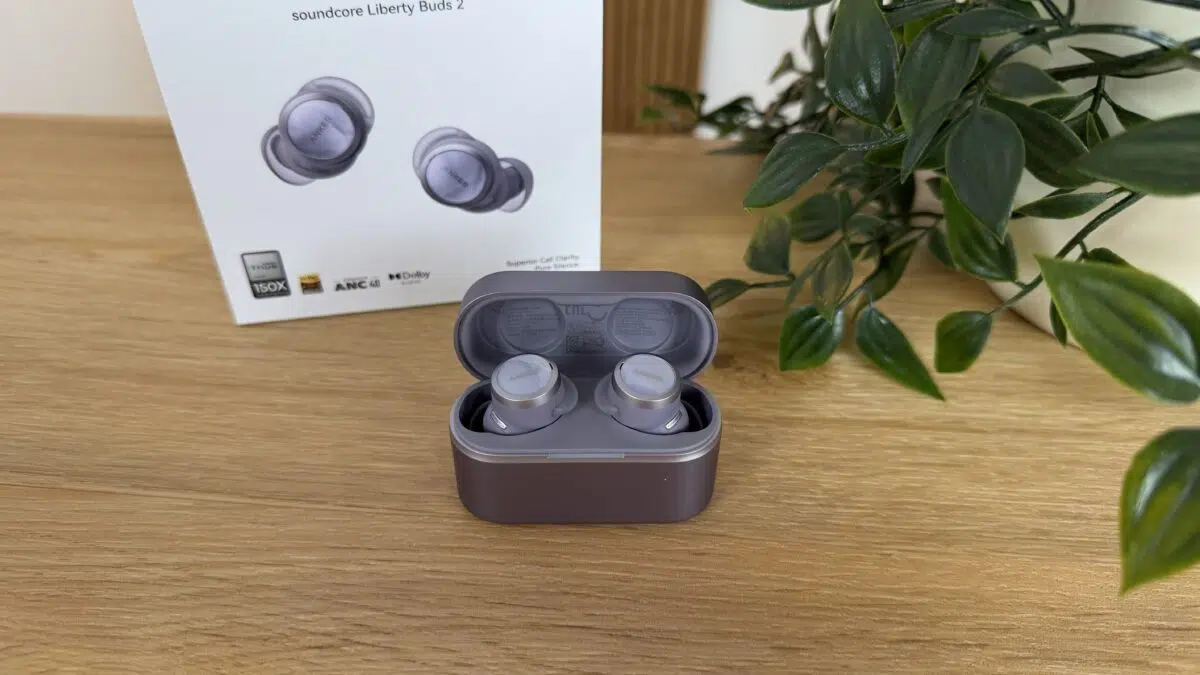 Anker soundcore Liberty Buds 2 Hoerer und Karton Anker soundcore Liberty Buds 2 Hoerer und Karton