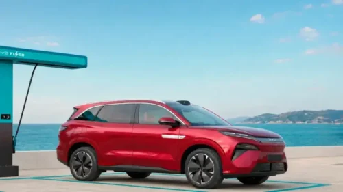 BYD ATTO 8 vorgestellt: Der 775-PS-Familien-SUV lädt in 9 Minuten – und bringt eigenes Ladenetz!