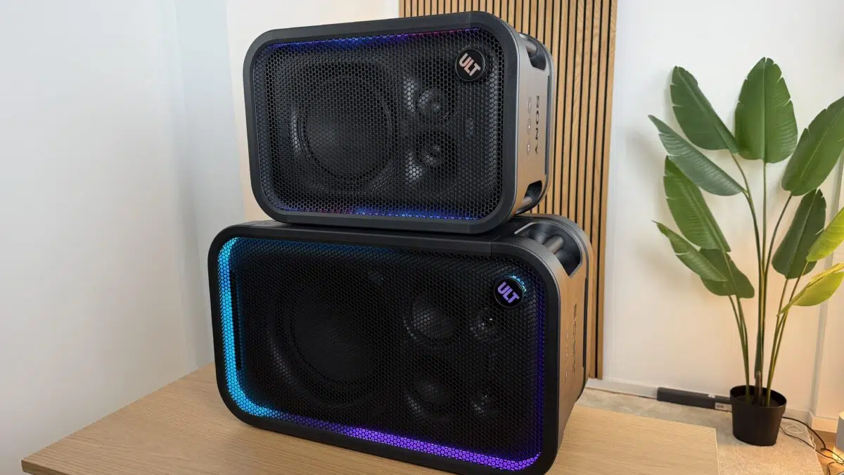 Sony ULT Tower 7 und ULT Tower 5 Tisch