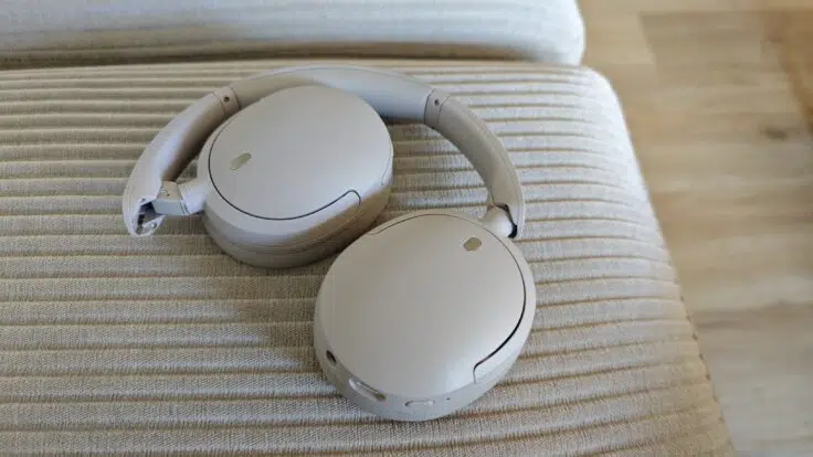 Sony WH-CH730N eingeklappt Sofa