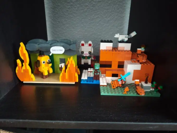 This is fine Klemmbaustein Set fertiges Set Regal This is fine Klemmbaustein Set fertiges Set Regal