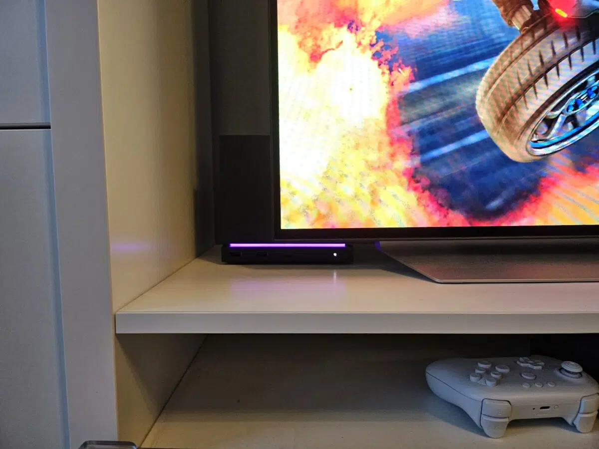 Valve Steam Machine hinter Fernseher Valve Steam Machine hinter Fernseher